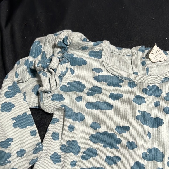 Kate Quinn ruffle sleeve onesie - Picture 2 of 6